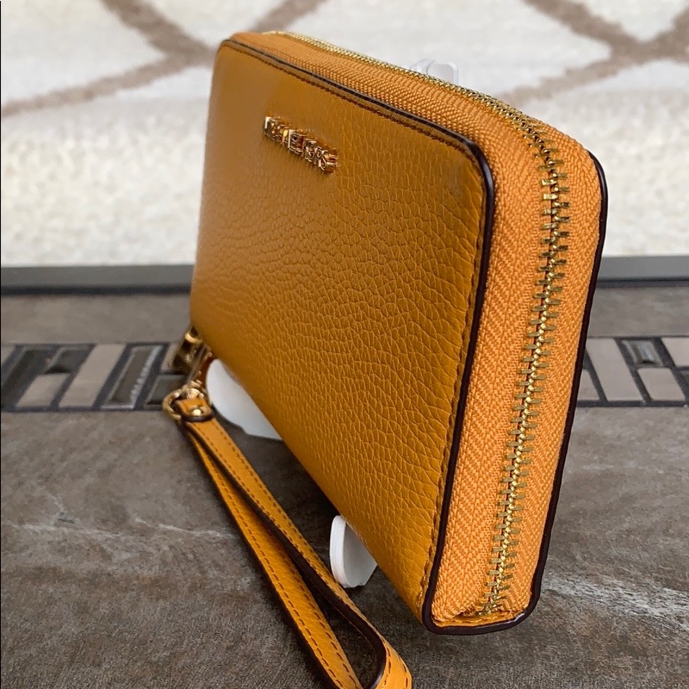 MICHAEL KORS JET SET TRAVEL LG FLAT MF PHN CASE - Picture 12 of 16